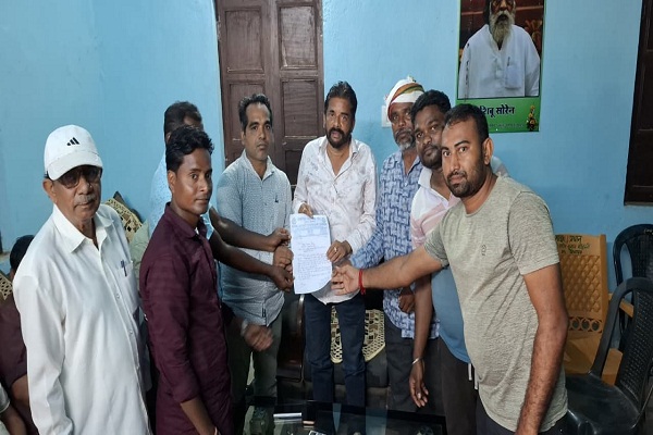 Bahragora : पंचायत सहायकों ने उचित मानदेय और स्थायीकरण की मांग को लेकर विधायक को सौंपा ज्ञापन