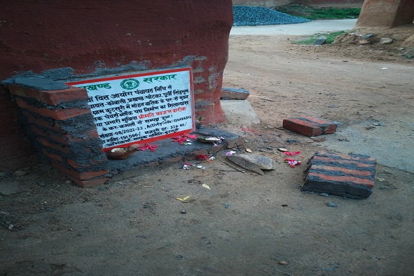 Potka : शिलापट्ट क्षतिग्रस्त करने का आरोप, प्रभारी मुखिया ने थाने में की शिकायत