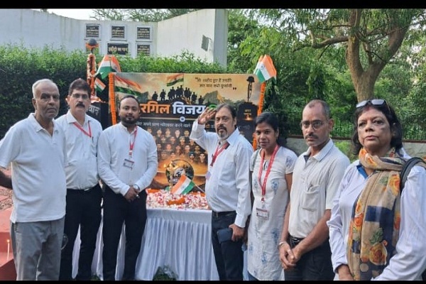 Jamshedpur :  कारगिल विजय दिवस पर यूनाइटेड ह्यूमन राइट्स एंड एंटी करप्शन सोशल जस्टिस संगठन ने शहीदों को अर्पित की श्रद्धांजलि