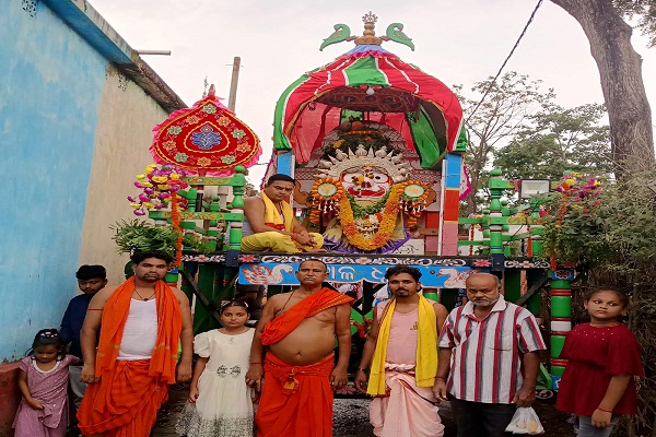 Bahragora : मौदा मौसी बाड़ी से श्रद्धालुओं के उत्साह के साथ निकली भव्य बाहुड़ा रथयात्रा