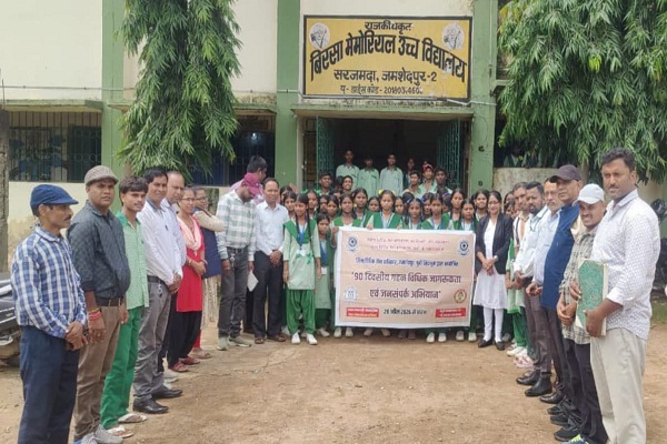 Jamshedpur : डालसा का न्याय रथ पहुंचा सरजामदा पंचायत, स्कूली बच्चों व ग्रामीणों को कानून के प्रति किया जागरूक