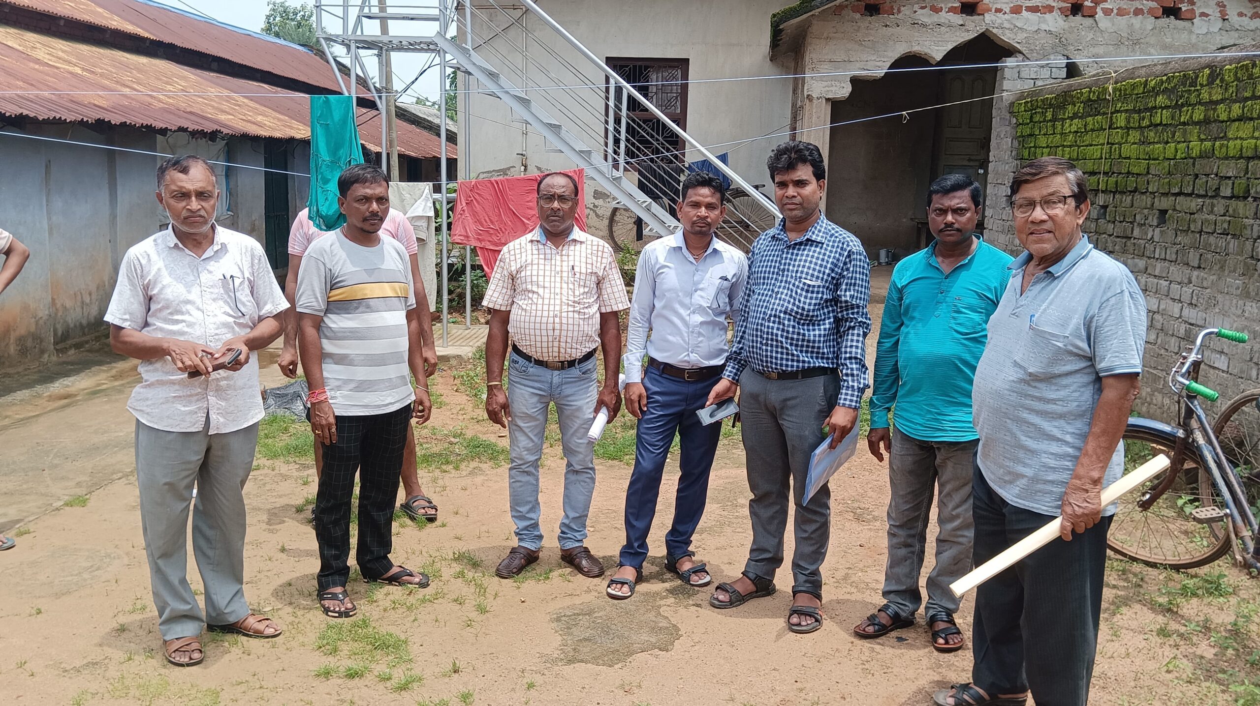 Bahragora : मानुषमुड़िया में लैम्पस की सरकारी जमीन पर चला प्रशासनिक डंडा, मापी के बाद 15 दिनों में कब्जा खाली करने का अल्टीमेटम