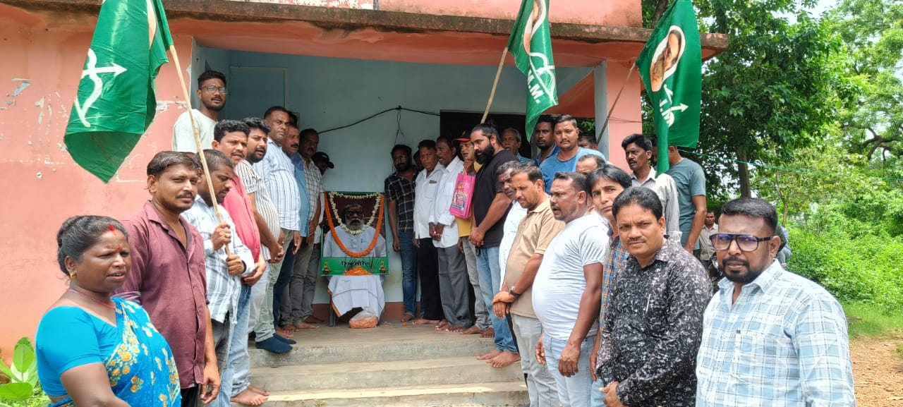 Bahragora : शिबू सोरेन की पहली पुण्यतिथि पर झामुमो नेताओं ने दी भावभीनी श्रद्धांजलि