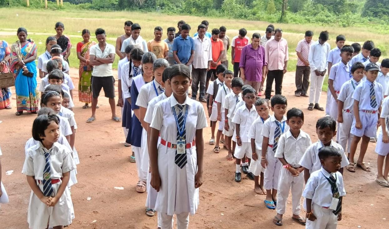 Bahragora : शोक में डूबा मानुषमुड़िया, प्रधानाचार्य सुजल कुमार भोल के निधन से विद्या मंदिर परिवार स्तब्ध, विद्यालय में तीन दिवसीय शोक