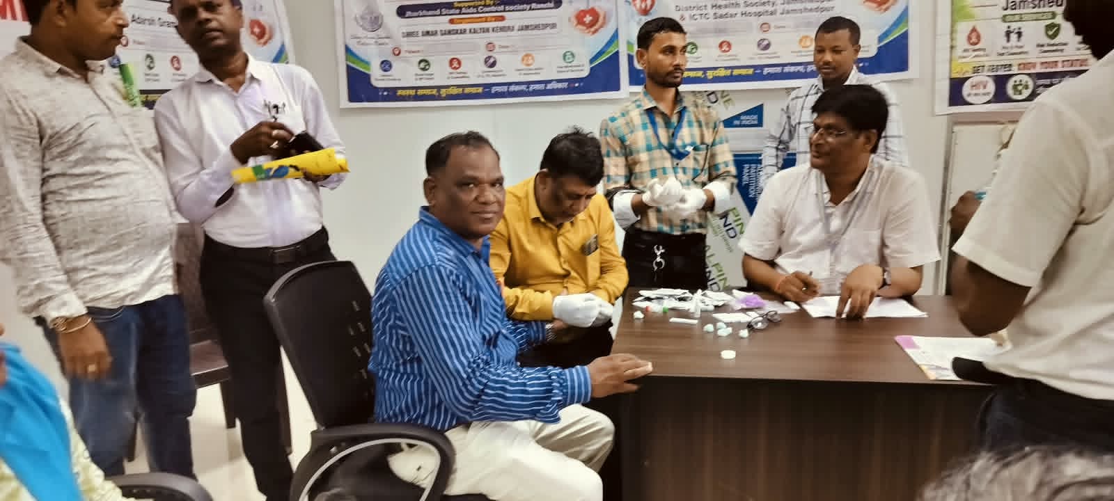 Bahragora : CHC बहरागोड़ा में आयोजित समेकित स्वास्थ्य शिविर में उमड़ी ग्रामीणों की भीड़, मुफ्त जाँच व दवाओं के साथ एड्स से बचाव की दी गई जानकारी