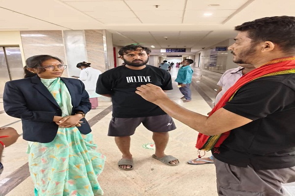 Potka : जिला परिषद सदस्य सूरज मंडल समेत अन्य पर जानलेवा हमला, MGM अस्पताल में घायलों को देखने पहुंची समाजसेवी दुखनी सोरेन 