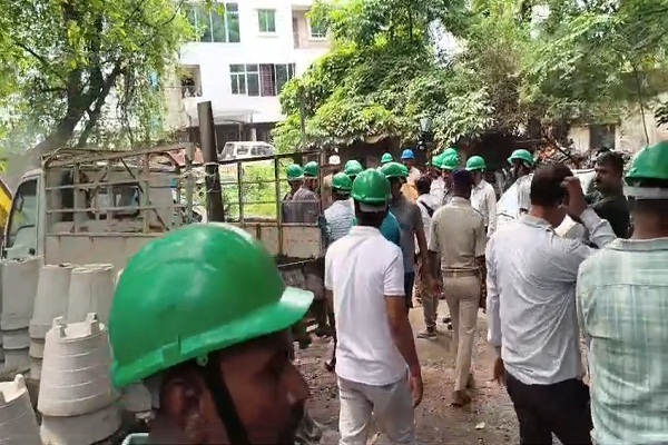 Jamshedpur : सिदगोड़ा की विवादित जमीन पर प्रशासन-टाटा स्टील की कार्रवाई से गरमाया मामला, कोर्ट में सुनवाई से पहले बुलडोजर चलाने पर सवाल