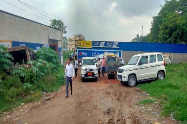 Jamshedpur : :सुंदरनगर में सरकारी जमीन पर अतिक्रमण कर बना दिया मालगोदाम, प्रशासन ने चिपकाया नोटिस