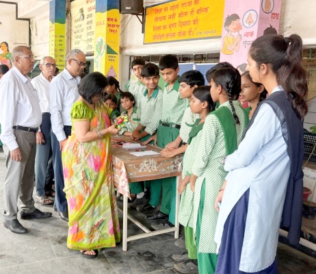 Jamshedpur : लक्ष्मीनगर उत्क्रमित उच्च विद्यालय में “प्राकृतिक राखी बनाओ प्रतियोगिता”  का आयोजन