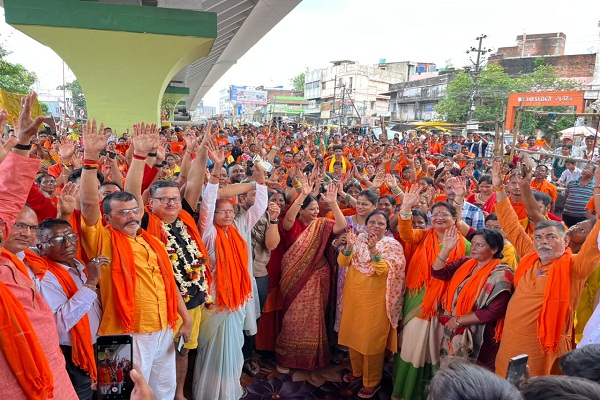 Jamshedpur : शंखनाद, डमरू व मंजीरा की ध्वनि की गूँज के साथ 1000 कांवरिया सुल्तानगंज के लिए हुए रवाना