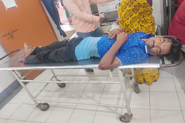 Bahragora :  NH-49 पर असंतुलित होकर गिरी बाइक, बंगाल के दो युवक गंभीर हालत में रेफर