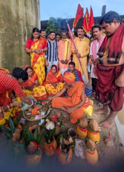 Bahragora : मालुआ के नागमाता मंदिर में प्राण प्रतिष्ठा अनुष्ठान संपन्न: गाजे-बाजे के साथ निकली कलश यात्रा