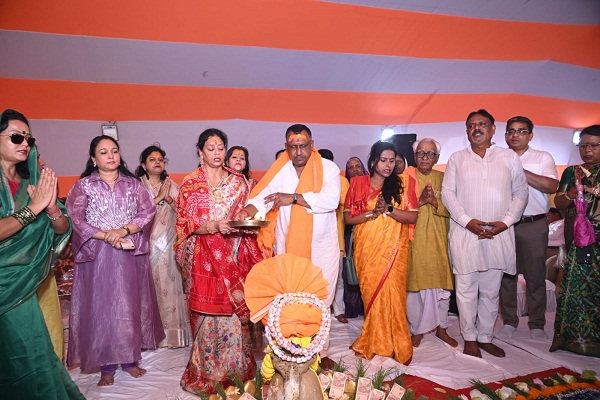 Shravan Month : श्रावण की दूसरी सोमवारी पर पूर्व मंत्री बन्ना गुप्ता ने पत्नी सुधा गुप्ता के साथ शिव मंदिर में किया रुद्राभिषेक, झारखंड के सुख-समृद्धि की कामना की