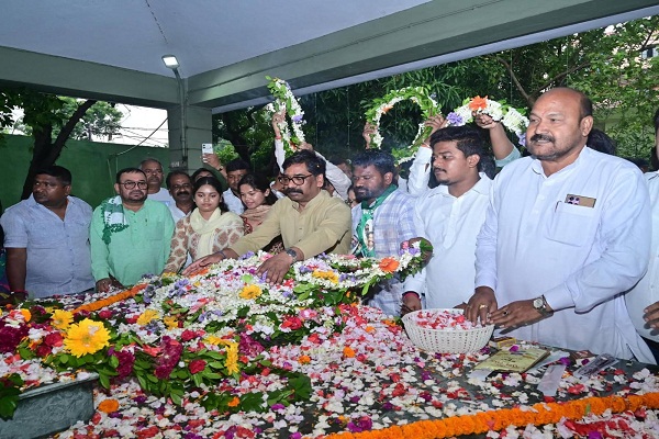 Jamshedpur : शहीद निर्मल महतो के 39वें शहादत दिवस पर सीएम हेमंत सोरेन ने दी श्रद्धांजलि, बोले- झारखंड न कभी झुका है, न झुकेगा