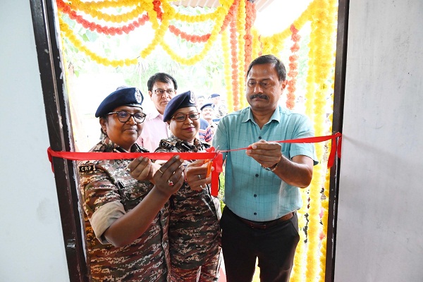 Jadugora : सीआरपीएफ कैंप सासपुर में खुला जनऔषधि केन्द्र ,सस्ते दामों में मिलेगी महंगी दवाइयां, उप महानिरीक्षक रमेश कुमार ने किया उद्घाटन