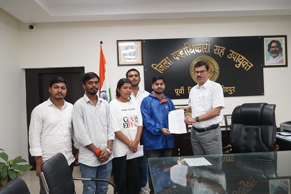 Jamshedpur : जन शिकायत निवारण दिवस में उपायुक्त ने सुनी नागरिकों की समस्याएं, त्वरित एवं यथोचित कार्रवाई के दिए निर्देश