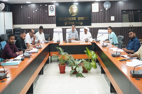 Jamshedpur : डीएमएफटी, नीति आयोग, सांसद- विधायक मद की योजनाओं की समीक्षा,  लंबित योजनाओं को प्राथमिकता के आधार पर पूरा करने का डीसी ने दिया निर्देश