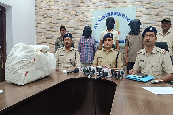 Jamshedpur : गालुडीह पुलिस की बड़ी कार्रवाई, 11 किलो गांजा के साथ तीन तस्कर गिरफ्तार, ओडिशा से लाकर जमशेदपुर में खपाने की थी तैयारी