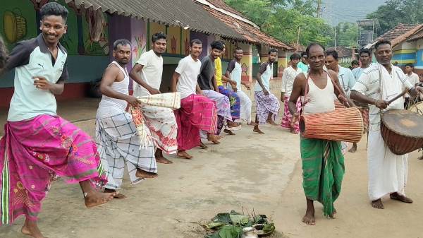 Jadugora : तालसा गांव में गोम्हा पर्व की धूम, रिंझा नृत्य ने बांधा समां