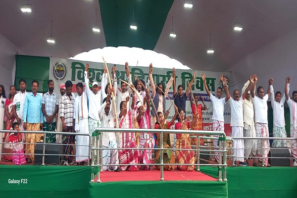 Jamshedpur : विश्व आदिवासी दिवस पर गोपाल मैदान में जुटे हजारों लोग, संस्कृति और अधिकारों की रक्षा की उठी आवाज