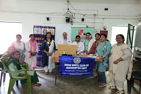 Jamshedpur : राजकीय सरना उत्क्रमित मध्य विद्यालय में इनर व्हील क्लब ने मेगा आई चेक अप कैंप का किया आयोजन 
