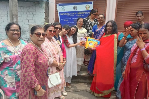 Jamshedpur : इनर व्हील क्लब ऑफ जमशेदपुर ईस्ट ने फ्रेंडशिप डे पर ट्रांसजेंडर समुदाय के साथ मनाया अपनत्व का उत्सव