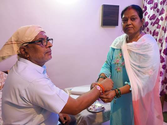 Jadugora : जादूगोड़ा में रक्षा बंधन की धूम, बहनों ने भाई की कलाई पर बांधी राखी