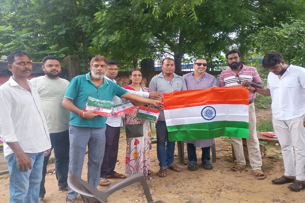 Jadugora : 13 अगस्त को जादूगोड़ा में निकलेगा भव्य तिरंगा यात्रा, भाजपा मंडल अध्यक्ष को सौंपा गया राष्ट्रीय ध्वज