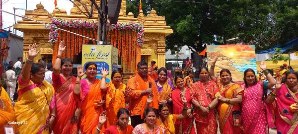 Jamshedpur : 5001 से अधिक शिवभक्त कलशयात्री महिलाओं ने जंबू अखाड़ा स्थित बाबा लिंगेश्वरनाथ का किया जलाभिषेक