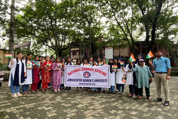Jamshedpur : जमशेदपुर महिला विश्वविद्यालय की छात्राओं ने निकाली हर घर तिरंगा रैली