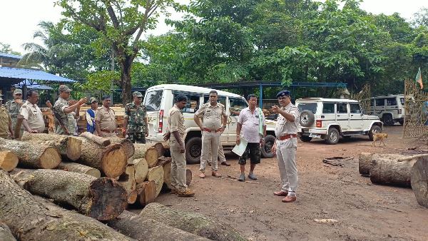 Jhargram : वन्य विभाग व पुलिस ने आरा मिलों का किया औचक निरीक्षण, नियमों का उल्लंघन पर होगी सख्त कार्रवाई