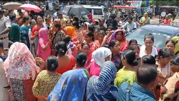 Jhargram : अन्नपूर्णा योजना की राशि नहीं मिलने से नाराज महिलाओं ने सड़क जाम कर किया जोरदार प्रदर्शन, अधिकारियों के आश्वासन पर हटा जाम