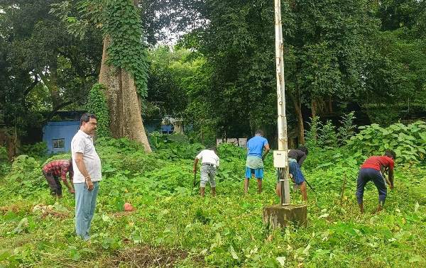 Jhargram : झाड़ग्राम होटल ओनर्स एसोसिएशन की पहल पर झाड़ग्राम मेडिकल कॉलेज एवं अस्पताल परिसर में चलाया गया सफाई अभियान 