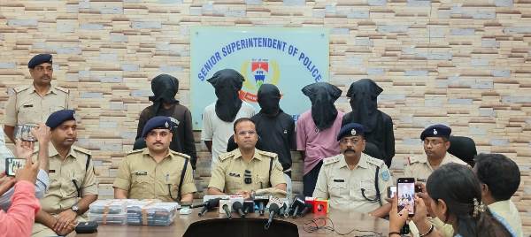 Jamshedpur : जमशेदपुर में चोरी-छिनतई गिरोह का पर्दाफाश, पांच अपराधी गिरफ्तार, 31 मोबाइल फोन, सोने के आभूषण, दो स्कूटी और एक मोटरसाइकिल बरामद