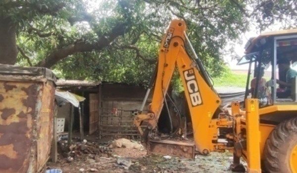 Kharagpur : रेलवे परिसर में अवैध अतिक्रमण और गैरकानूनी गतिविधियों पर खड़गपुर रेल प्रशासन ने चलाया बुलडोजर, अवैध ढांचे हटाए गए