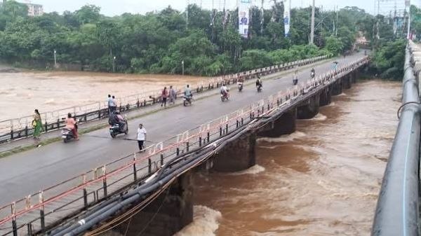 Jamshedpur : फिर खतरे के निशान के करीब पहुंची खरकई व स्वर्णरेखा, तटीय इलाके में रहने वालों को किया गया सतर्क
