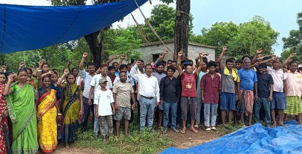 Jamshedpur : मनपीटा में निर्माणाधीन हेवी व्हीकल ट्रेनिंग सेंटर का ग्रामीणों ने किया विरोध, निर्माण कार्य रोकने की मांग
