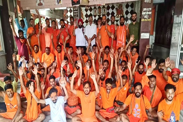 Jamshedpur : आस्था के 24 वर्षों की परंपरा का निर्वहन करने बाबा धाम रवाना हुआ नवयुवक कांवरिया संघ का जत्था