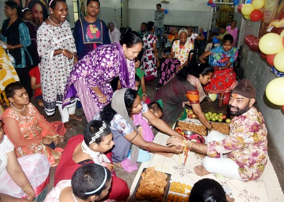 Jamshedpur : माधुरी दीक्षित के प्रशंसक पप्पू सरदार ने चेशायर होम में विशेष बच्चियों से बंधवाई राखी