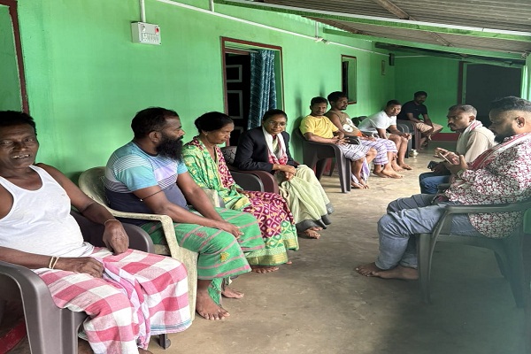 Jadugora : ओलचिकी के प्रचारक ठाकुर दास मुर्मू उर्फ भादो माझी का निधन, समाजसेवी दुखनी सोरेन घर पहुंचकर शोक संतप्त परिवार को दी सांत्वना