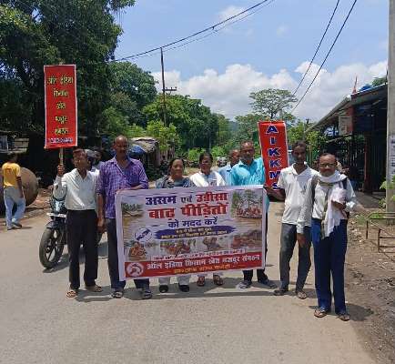 Potka : पोटका में एआईकेकेएमएस ने चलाया बाढ़ राहत कोष संग्रह अभियान