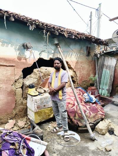 Potka : हल्दीपोखर में लगातार बारिश से कृष्णा कालिंदी का मिट्टी का दिवार गिरा, परिवार हुआ बेघर