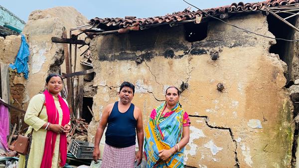 Potka : हल्दीपोखर में लगातार बारिश से  मिट्टी का घर हुआ ध्वस्त, परिवार बेघर