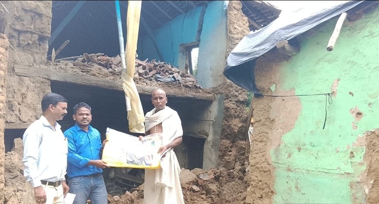 Potka : लगातार हो रही बारिश के कारण हल्दीपोखर निवासी विनोद गुप्ता का मकान हुआ पूरी तरह ध्वस्त, तिरपाल मुहैया कराया गया