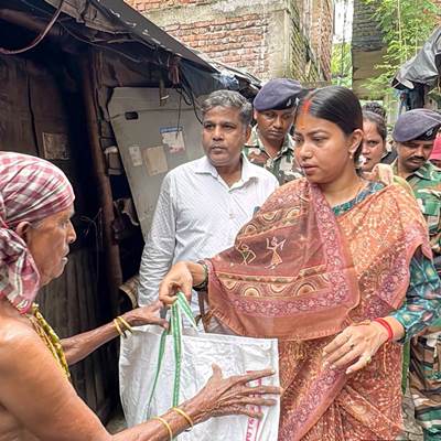 Jamshedpur : बारिश से प्रभावित परिवारों के बीच पहुंची विधायक पूर्णिमा साहू, घर-घर पहुंचाई राहत सामग्री, लोगों से सावधानी बरतने की अपील की