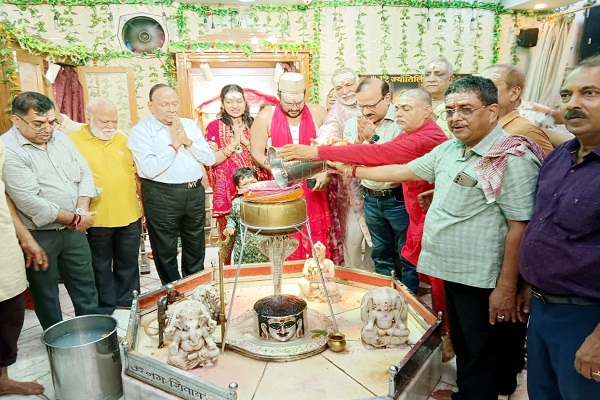 Jamshedpur : साकची बाजार शिव मंदिर में भोले बाबा का सहस्त्रघट जलाभिषेक संपन्न