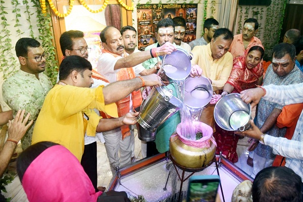 Jamshedpur : साकची बाजार शिव मंदिर में सुलतानगंज से लाए गए गंगाजल से हुई सहस्त्रघट जलाभिषेक पूजा, हर हर महादेव के जयघोष से गूंजा मंदिर, सैकड़ों श्रद्धालु हुए शामिल