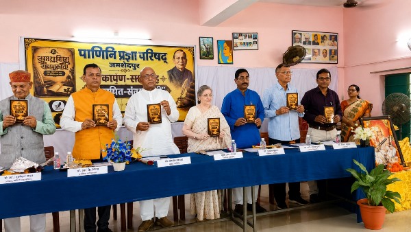 Jamshedpur : आचार्य बालमुकुंद चौधरी की संस्कृत में लिखी पुस्तक ‘सुभाषित संग्रहावली’ का MLA सरयू राय ने किया लोकार्पण, कहा- नई पीढ़ी पढ़े संस्कृत की सूक्तियां, भविष्य संवर जाएगा