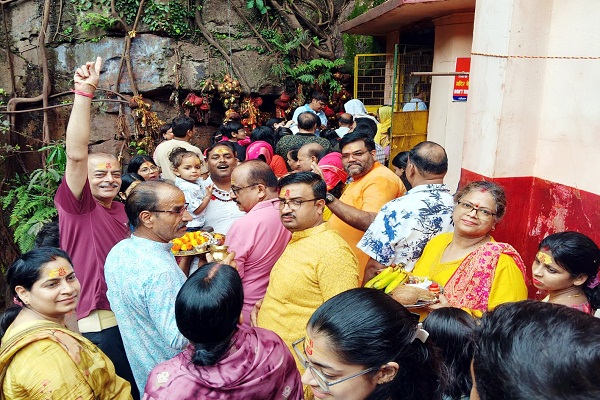 Jamshedpur : मुर्गा महादेव मंदिर में श्याम भटली परिवार के 70 सदस्यों ने किया जलाभिषेक