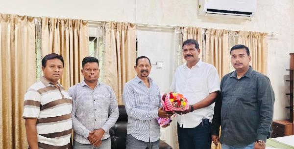 Chaibasa : नवनियुक्त कांग्रेस जिलाध्यक्ष सोनाराम सिंकु ने मंत्री दीपक बिरुवा से की शिष्टाचार मुलाकात, जनहित के मुद्दों पर की चर्चा